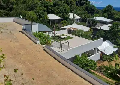 Villa-sophie-Glamour-Beach-Madagascar-piscine-exterieure-vue-toit-web
