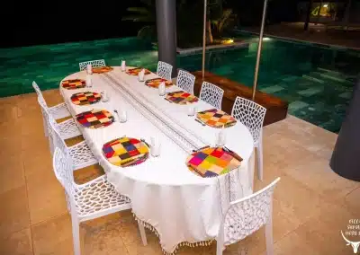 Villa-sophie-Glamour-Beach-Madagascar-table-repas-extérieur-piscine-web